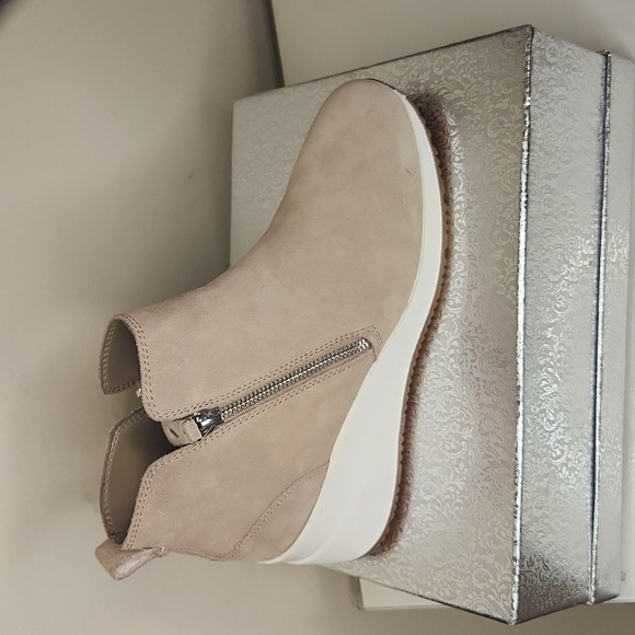 Alex Marie Shoes - ALEX MARIE WOMEN'S CAMEL ANKLE BOOTS. SIZE 9.5